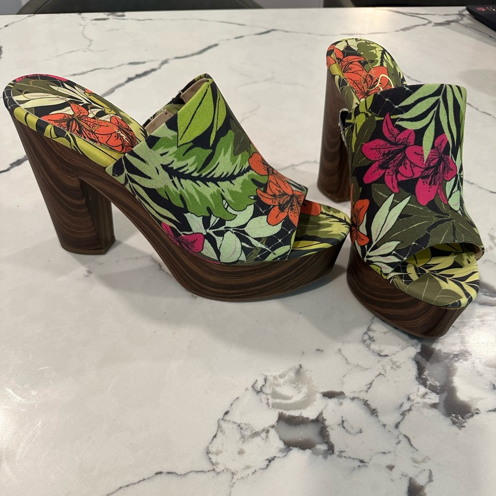 Jessica Simpson Shelbie Mules with tropical print and chunky light platforms.